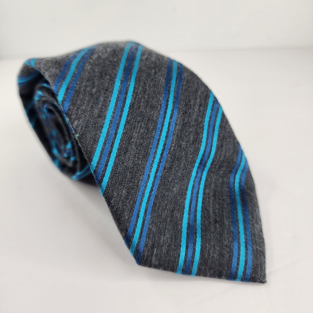 VINCE CAMUTO Blue Stripe Tie.